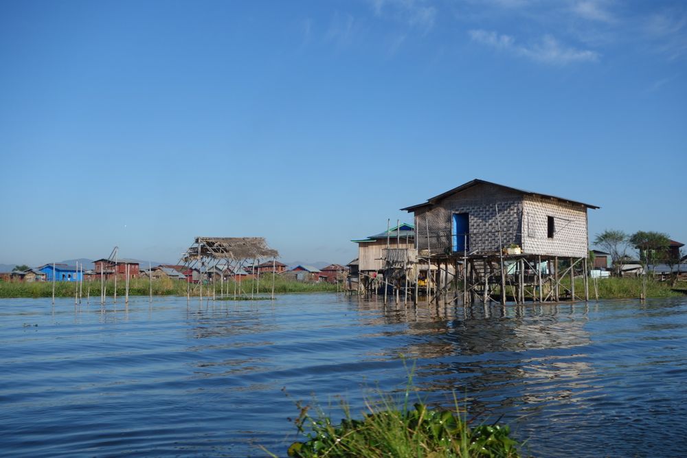Village sur le lac